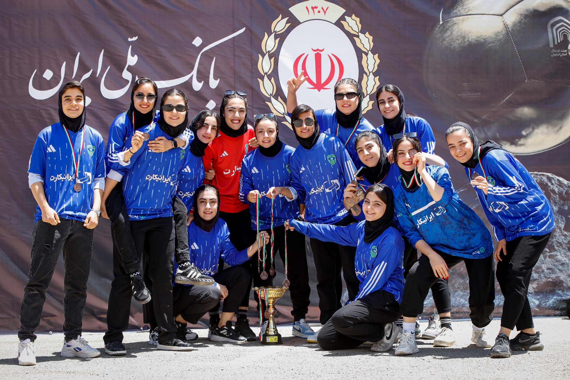 تیم آراد اسپادانا با جام و مدال قهرمانی
